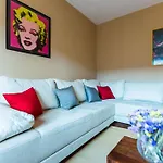 Lavender Apt. W. Balcony In Old Town 아파트 *