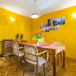 Lavender Apt. W. Balcony In Old Town 아파트