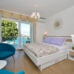 Lavender Apt. W. Balcony In Old Town 아파트