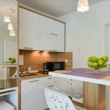 Lavender Apt. W. Balcony In Old Town Apartman Zára