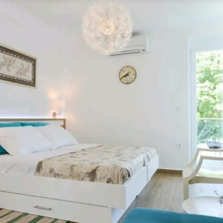 Lavender Apt. W. Balcony In Old Town *