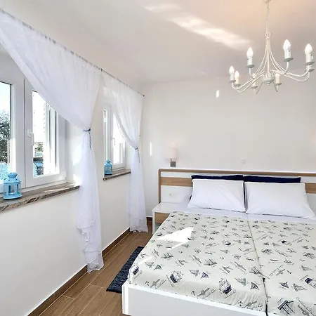Lavender Apt. W. Balcony In Old Town Apartamento *