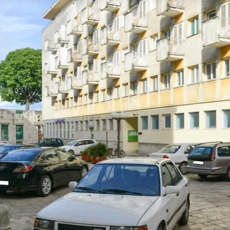 Lavender Apt. W. Balcony In Old Town Apartman *