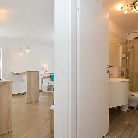 Lavender Apt. W. Balcony In Old Town Apartman *