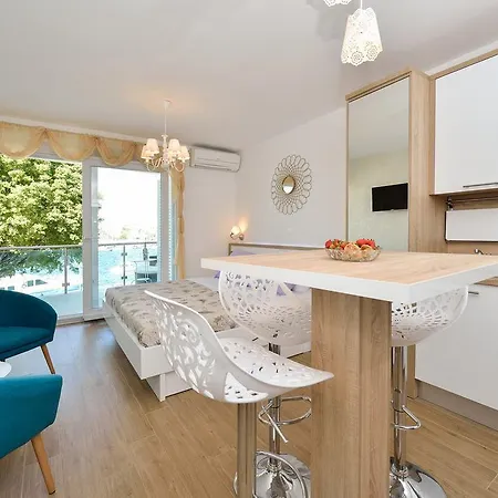 Lavender Apt. W. Balcony In Old Town Apartman *
