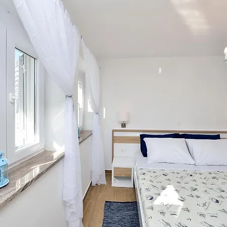 Lavender Apt. W. Balcony In Old Town Zára