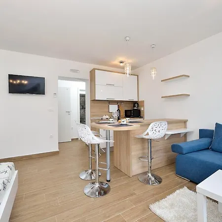 Lavender Apt. W. Balcony In Old Town *