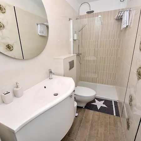 Lavender Apt. W. Balcony In Old Town Apartman *