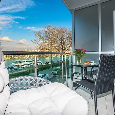 Lavender Apt. W. Balcony In Old Town Apartman *