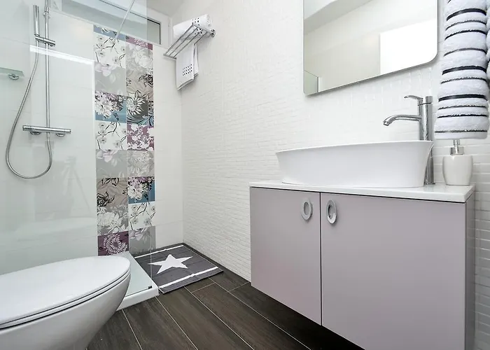 Lavender Apt. W. Balcony In Old Town *