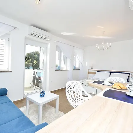 Apartment Lavender Apt. W. Balcony In Old Town