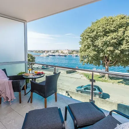 Lavender Apt. W. Balcony In Old Town Apartment