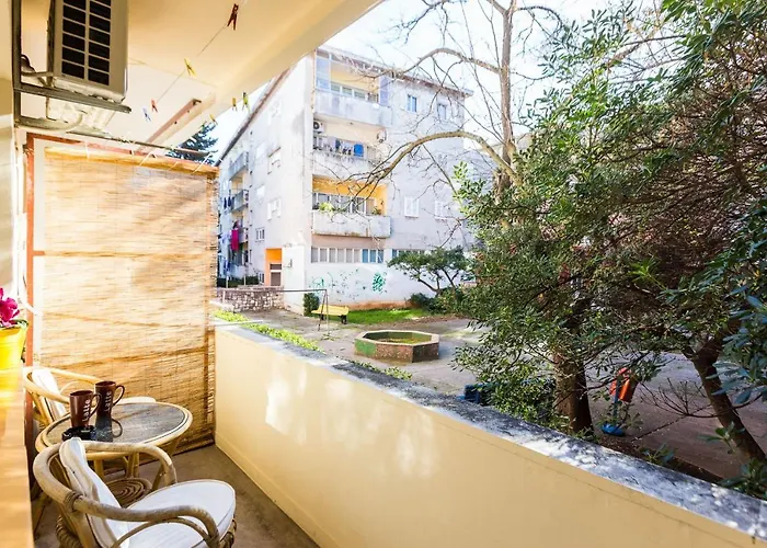 Lavender Apt. W. Balcony In Old Town Apartman *