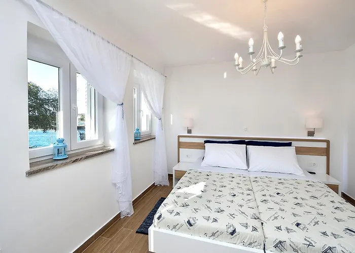 Lavender Apt. W. Balcony In Old Town Apartman *