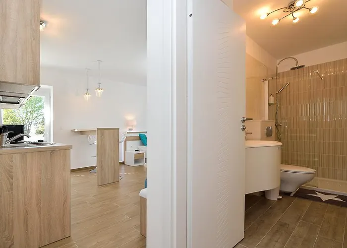 Lavender Apt. W. Balcony In Old Town Apartman *