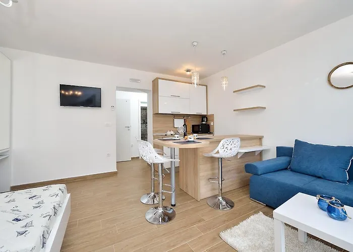 Lavender Apt. W. Balcony In Old Town *