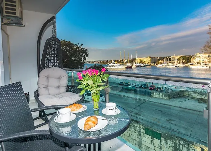 Lavender Apt. W. Balcony In Old Town *