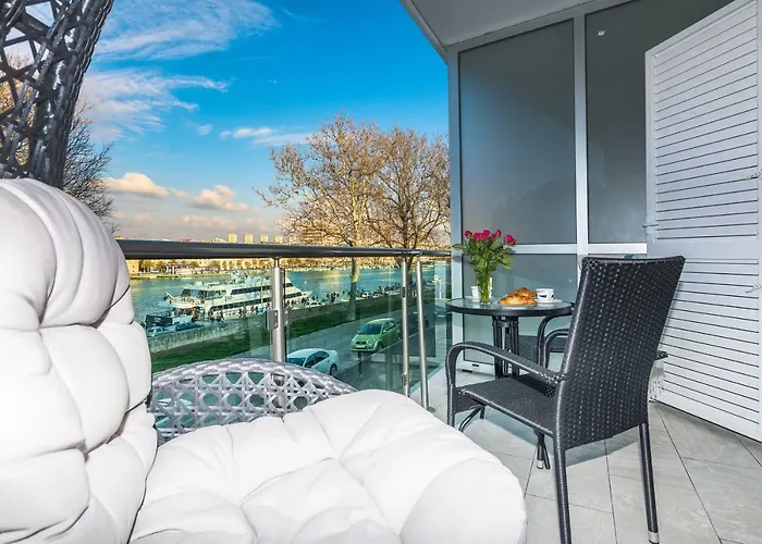 Lavender Apt. W. Balcony In Old Town Apartman *